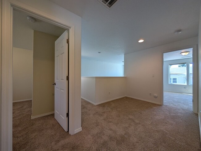 Building Photo - Fantastic 3 Bedroom, 2.5 Bath In Thurston ...