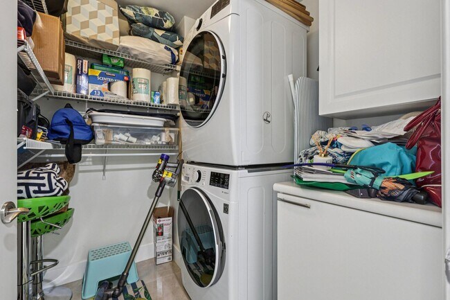 Building Photo - 2640 Lake Shore Dr