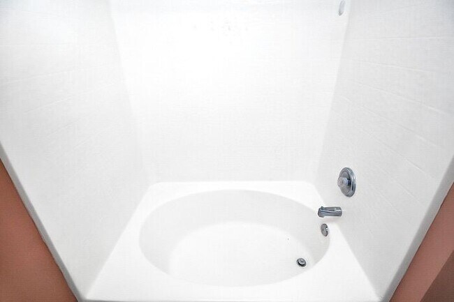 Building Photo - End Unit 3BD/2.5BA Townhome in Mill Creek!