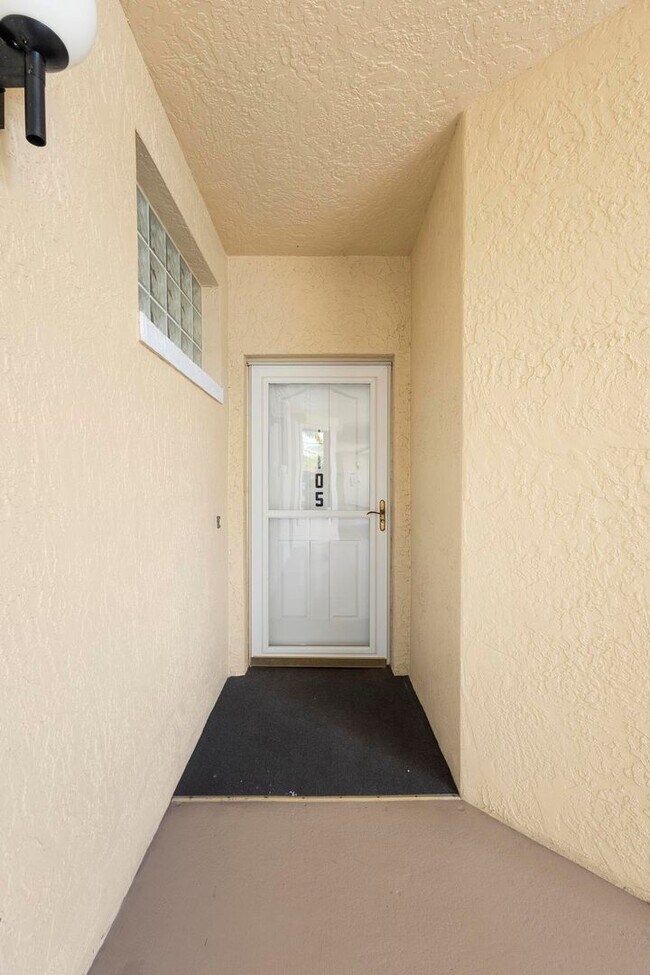 Building Photo - Beautiful Fully Furnished 3/2 Bouchelle Is...