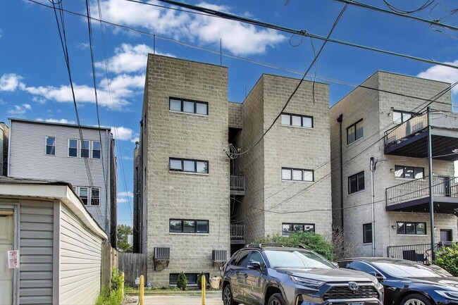 Building Photo - 2028 W Augusta Blvd