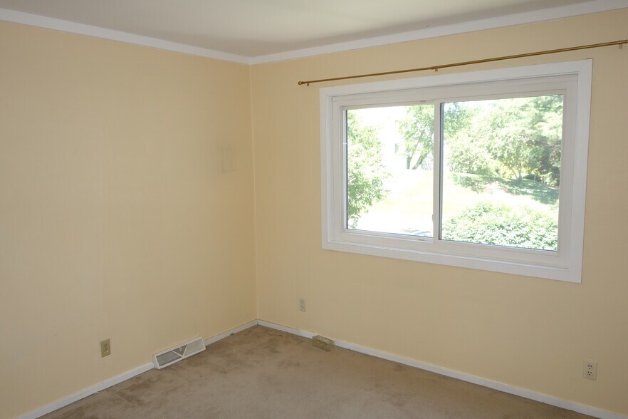 Building Photo - 624 Summit House