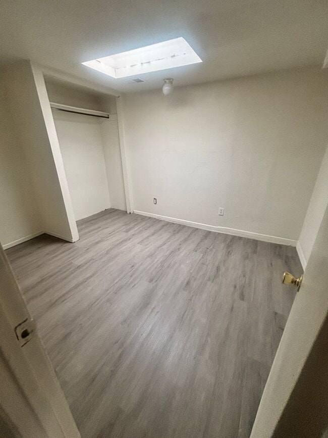 Building Photo - 906 S Farmer Ave