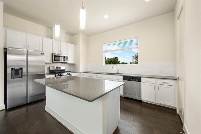 Building Photo - 2110 Live Oak St