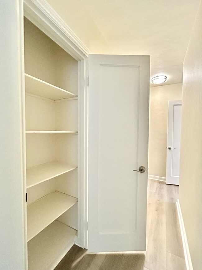 Building Photo - Remodeled 1 Bed/ 1 Bath Apartment in Burlingame Available NOW!