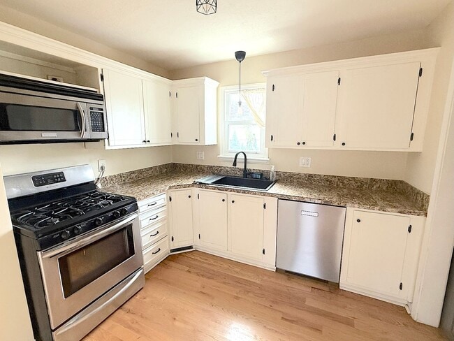 Building Photo - Cute Home in Westside South Neighborhood