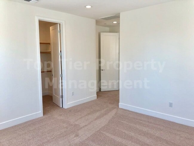 Building Photo - Beautiful tri-level 3 Bd/2.5 Ba, 2000 sf single-family house in Pleasant Hill available for lease...