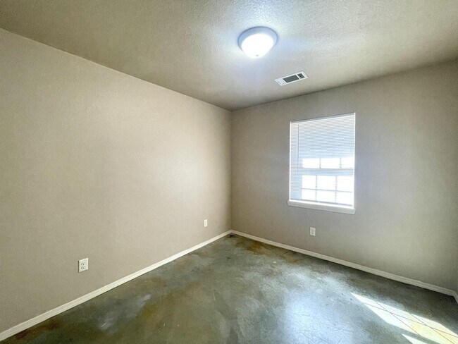 Building Photo - 609 Carson Rd