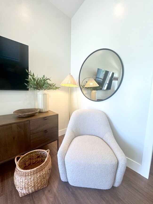 Building Photo - Adorable and updated furnished home in Fol...