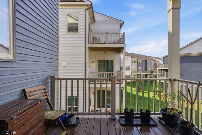 Building Photo - 19 Dahlia Dr