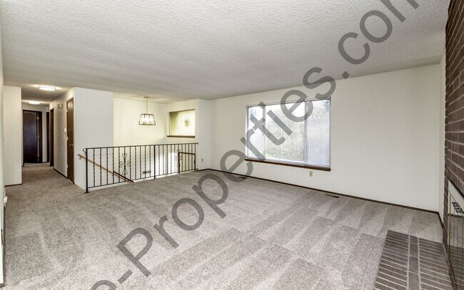 Building Photo - 4 bedroom 2.5 bathroom Home