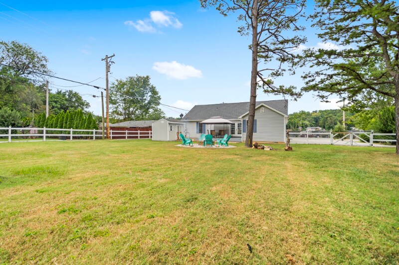 Building Photo - 305 Lake Dr