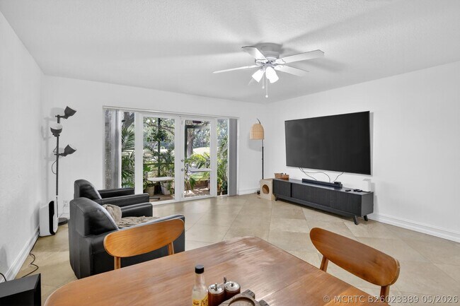 Building Photo - 9101 Jacaranda Ln