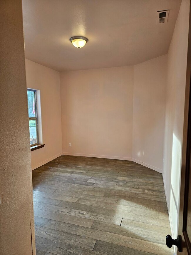 Building Photo - 4 Bedroom Home in Mountain Vista Community!