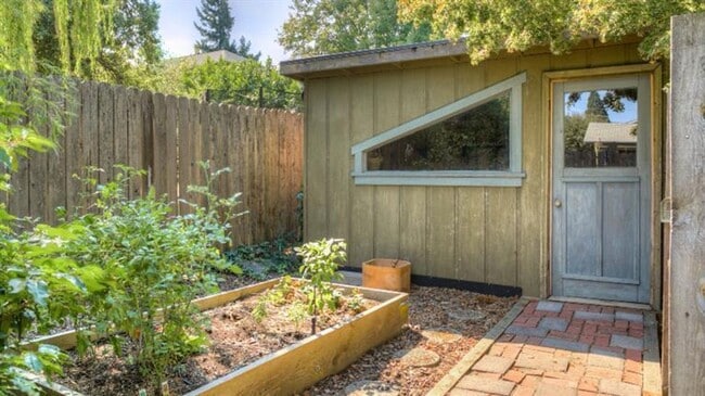 Building Photo - Serene 3 bed/2 bath home in beautiful garden setting | Available June