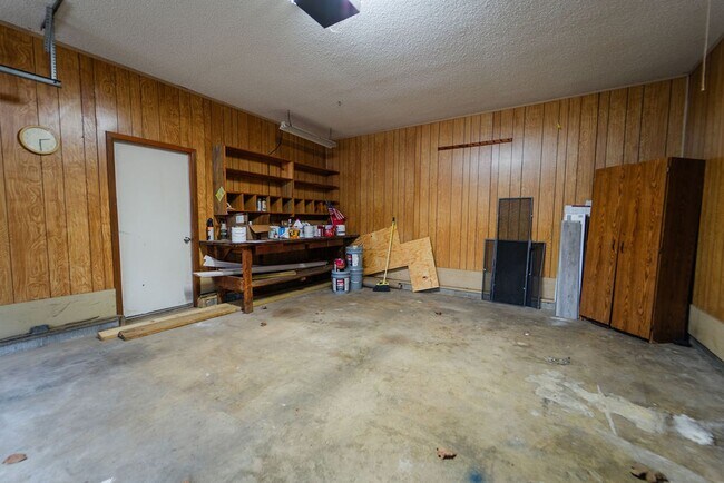 Building Photo - Beautiful Newly Remodeled Home on the Desoto Golf Course! A large landscaped lot with beautiful v...