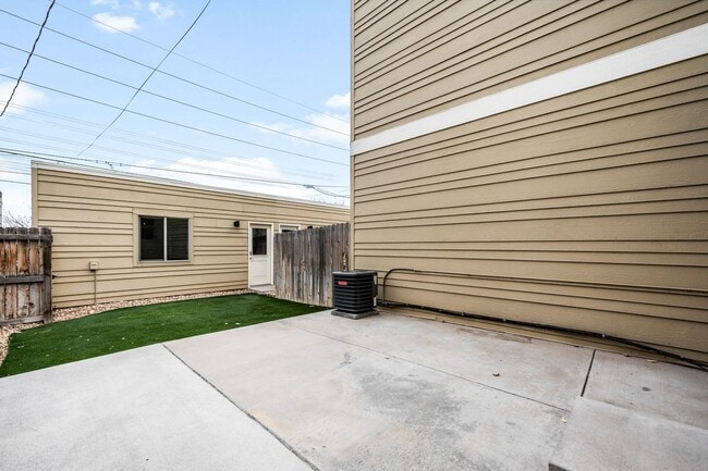 Building Photo - 3BD, 5BA LoHi Townhome with Rooftop Deck and 2-Car Garage
