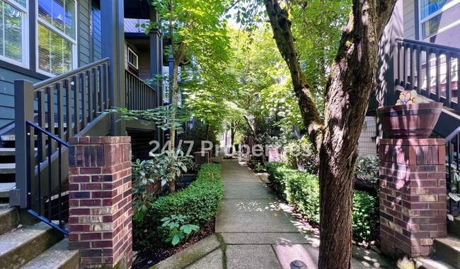 Building Photo - Beautiful 3 BD I 3.5 BA Townhome w/ Double...