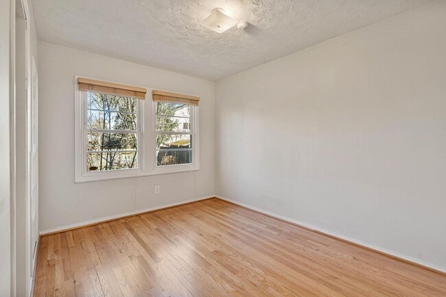 Building Photo - Adorable 2-bdrm/1-bath mid-century modern. Private backyard, sauna, washer/dryer, & more!