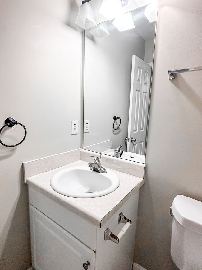 Building Photo - 3/2.5 Townhome in great Oakwood location