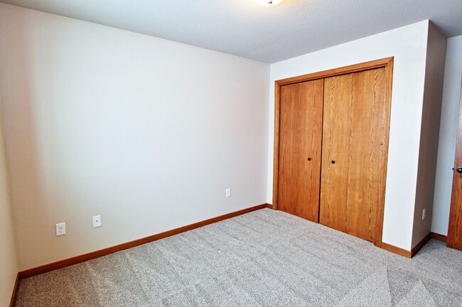 Building Photo - 4 Bedroom Townhome!