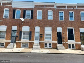 Building Photo - 711 N Streeper St