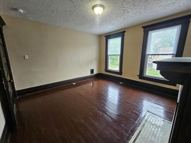 Building Photo - 831 Linwood Ave