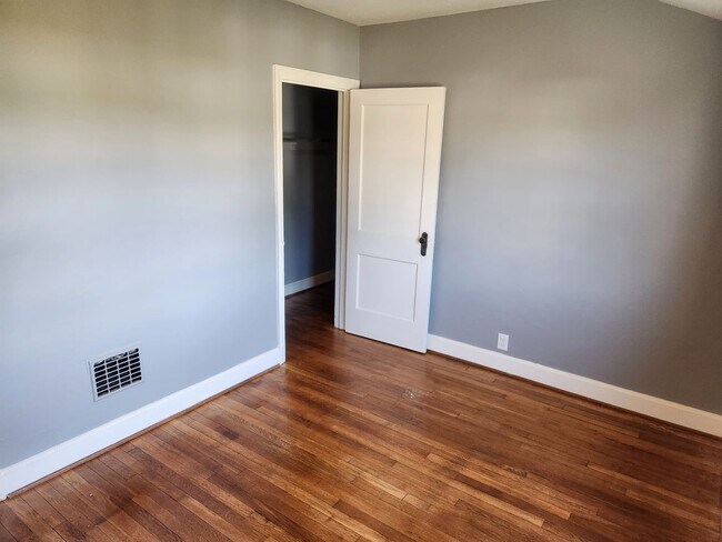 Building Photo - 716-718 E Wheeling St