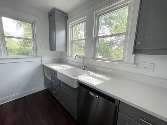 Building Photo - Earlewood Park - Convenient to Downtown and Interstates