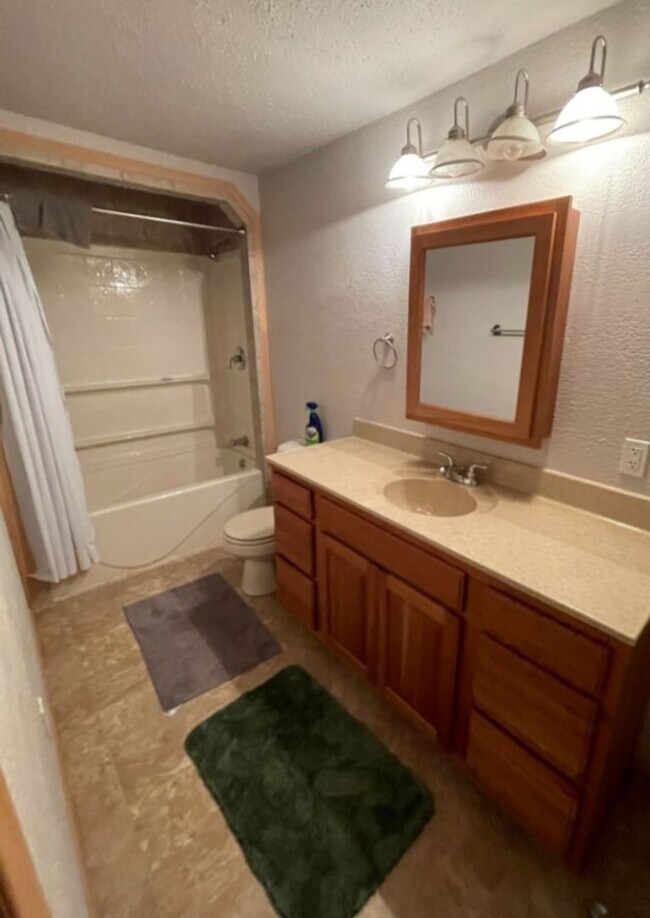 Building Photo - 3 bedroom 3.5 Bathroom Townhouse FOR RENT!!