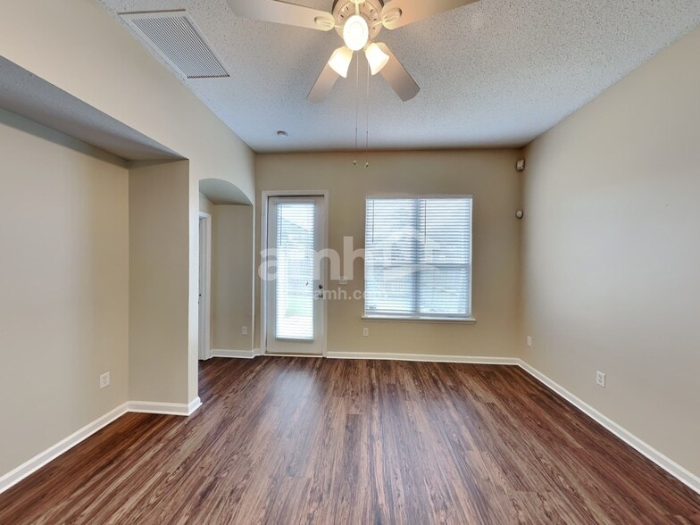 Building Photo - 2996 Centerwood Dr