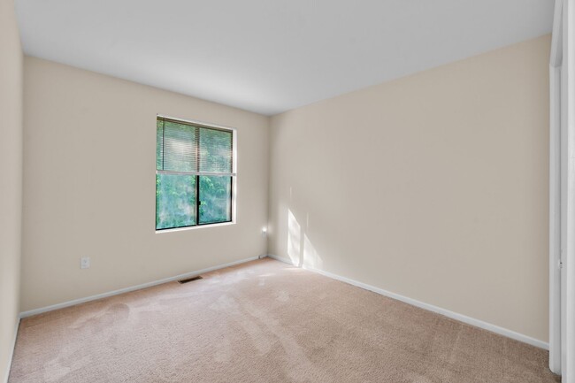Building Photo - Broadneck Schools! Updated 3 Bedroom 3 Lev...