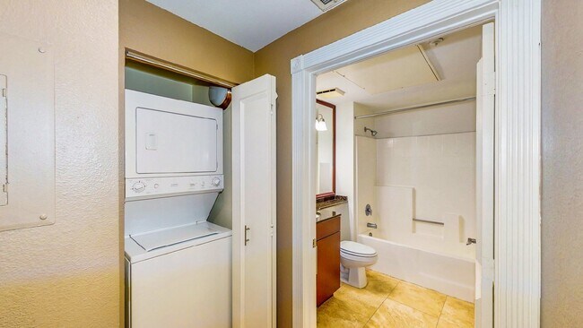 Building Photo - "Chic Las Vegas Condo Oasis: 1-Bedroom Gem with Granite Touch - 530 Sq Ft of Style!"