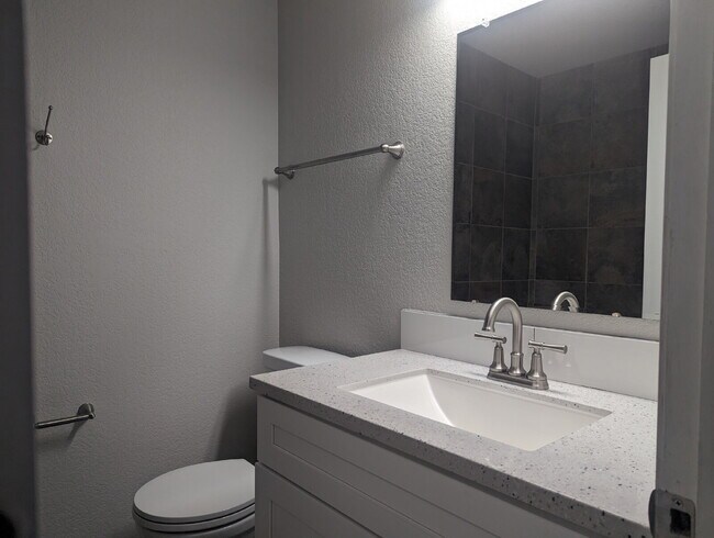 Building Photo - Desirable 3bdrm/3 bath in NW Longmont!