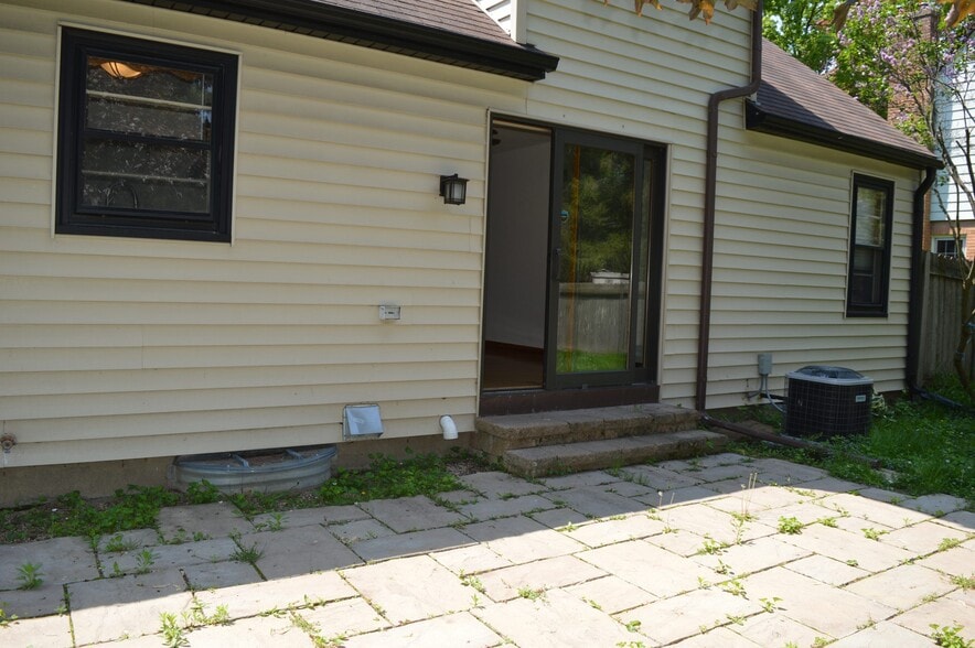 Building Photo - 7014 University Ave