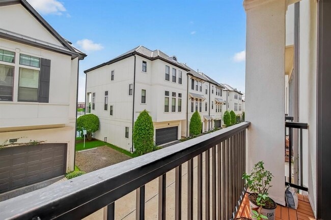 Building Photo - 8904 Lakeshore Bend Dr