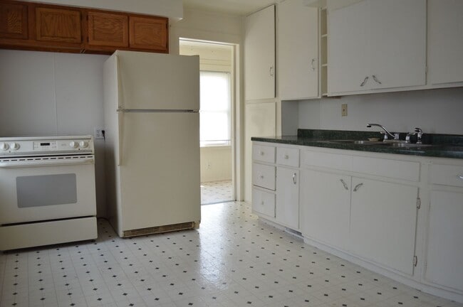 Building Photo - 216 Oak St