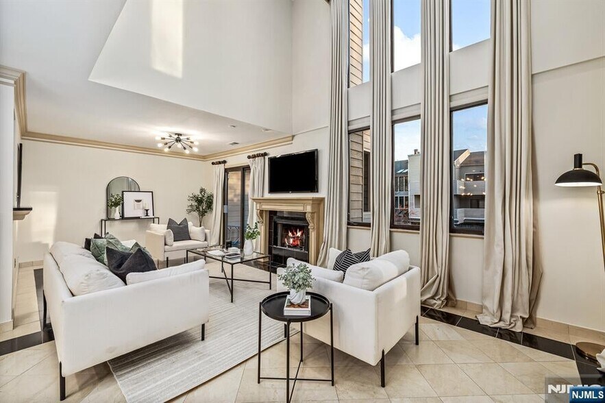 Building Photo - 750 Mainsail Ln