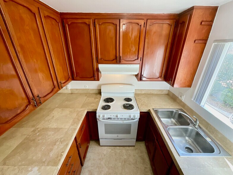 Building Photo - 1536 S Maple St