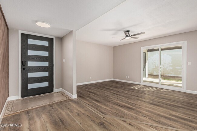 Building Photo - 10838 N 32nd Ln