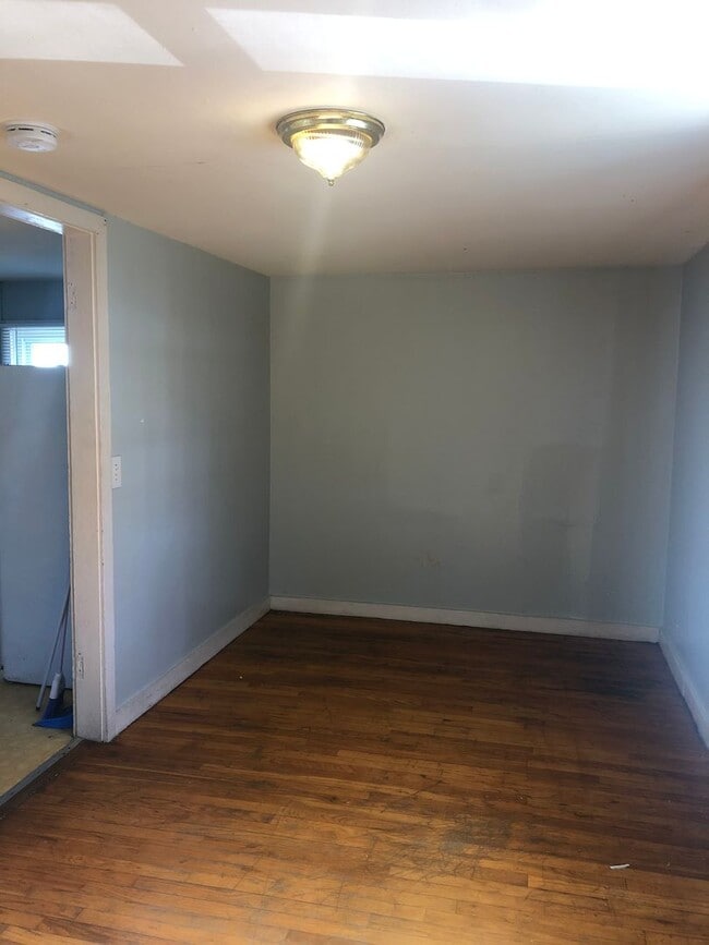 Building Photo - 1 Bed/1 Bath Upstairs Apartment located walking distance to Downtown Gallatin.