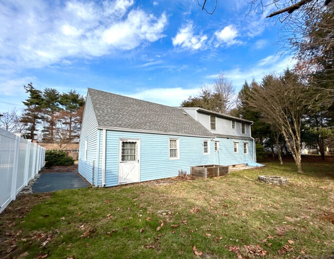 Building Photo - 11 Fernwood Rd