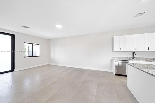 Building Photo - 4307 E 8th Ct