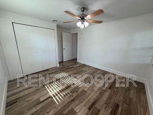 Building Photo - 1130 W Lake Brantley Rd