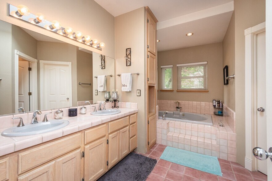 Building Photo - 841 Oak Crest Cir