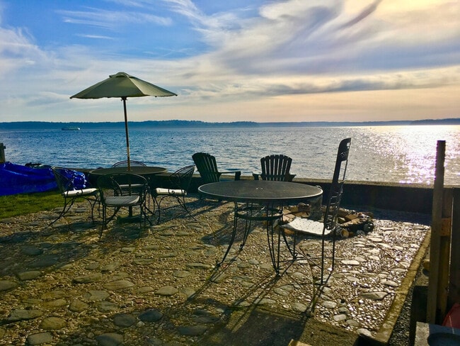 Building Photo - 4136 Beach Dr SW