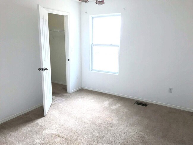 Building Photo - Spacious 4 bedroom Northern Meadows Home with Refriderated Air!