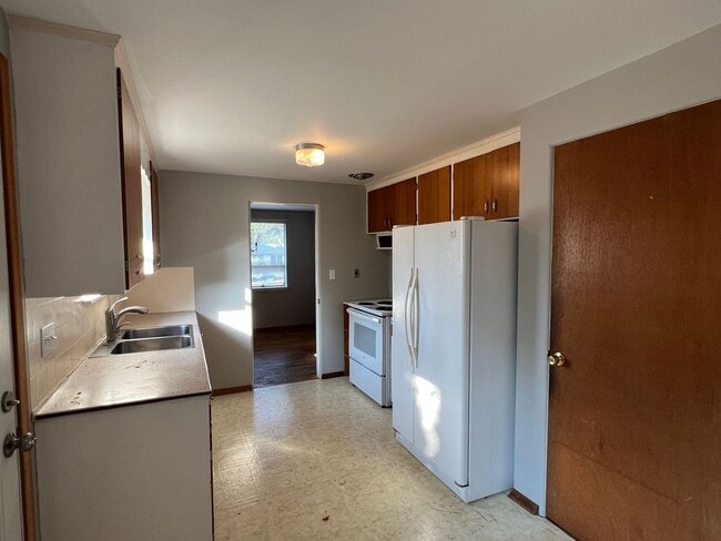 Building Photo - Classic 4 Bed Brick Home in Ravenna