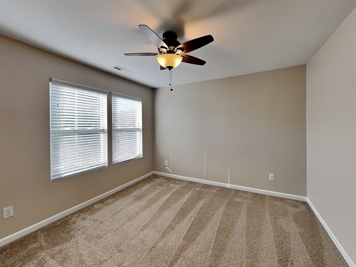 Building Photo - 142 W Cavendish Dr