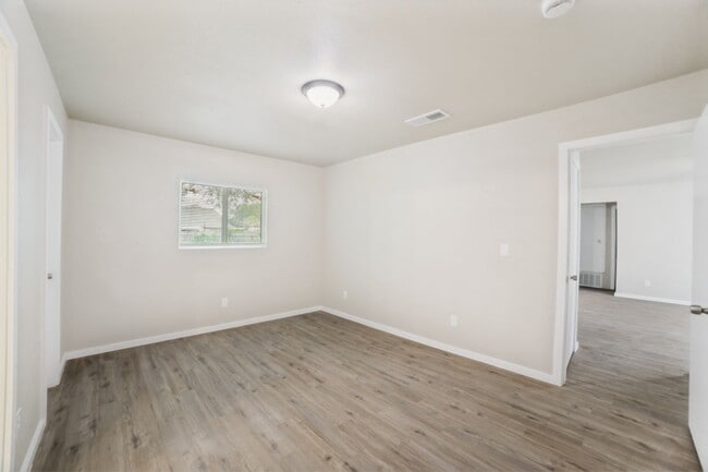 Building Photo - NEWLY-REMODELED 3-BEDROOM HOME IN HERITAGE SUBDIVISION